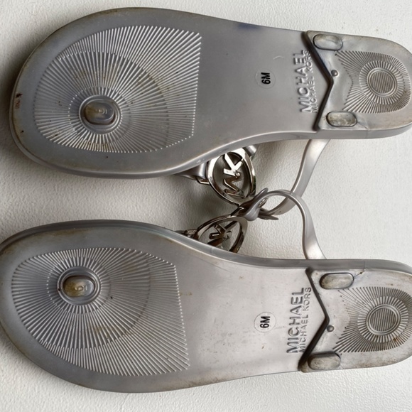 Michael Kors MK silver flip flops - Picture 3 of 3